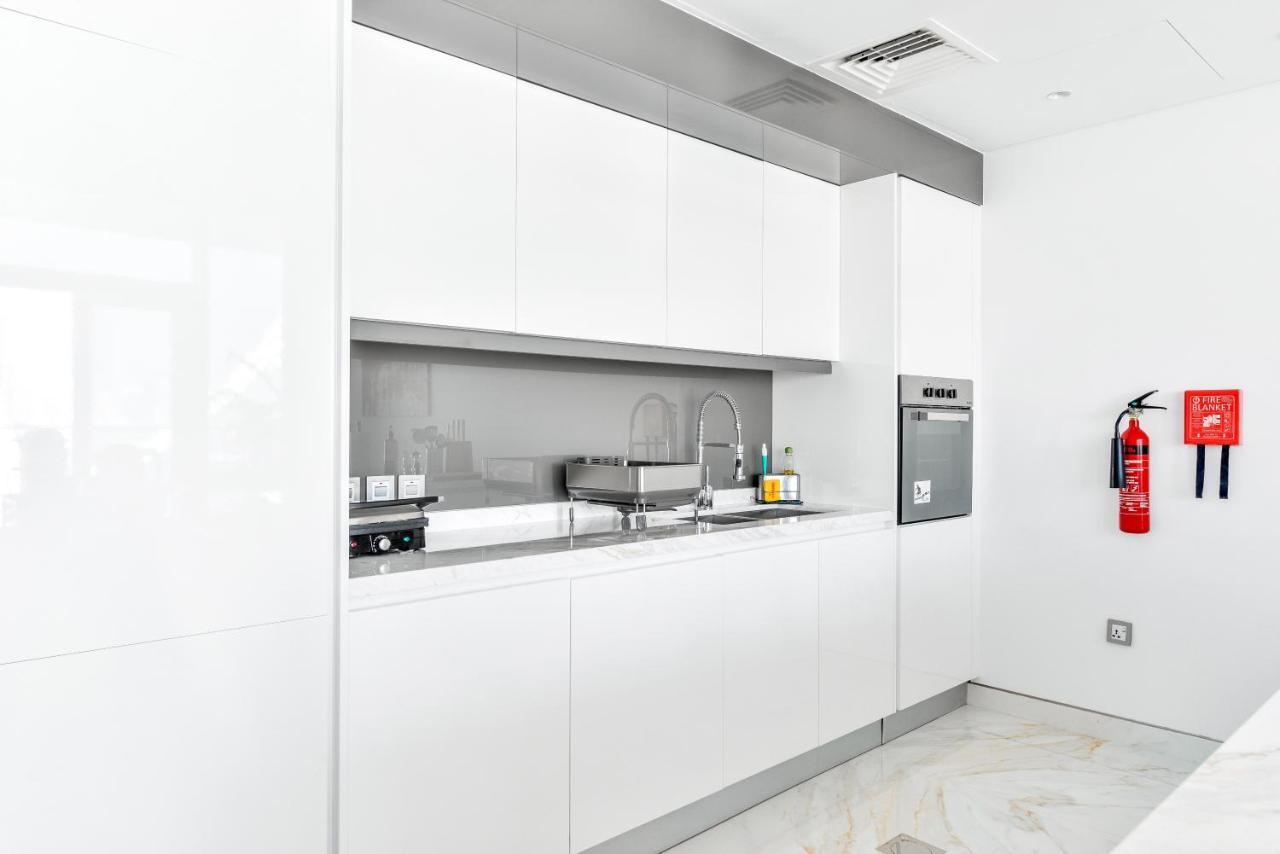 Luxury 2 Bedroom Beachfront Apt W Stunning Sea View Dubai Ngoại thất bức ảnh