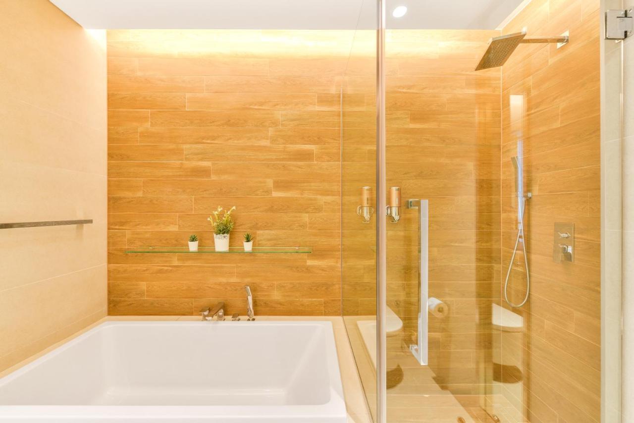 Luxury 2 Bedroom Beachfront Apt W Stunning Sea View Dubai Ngoại thất bức ảnh